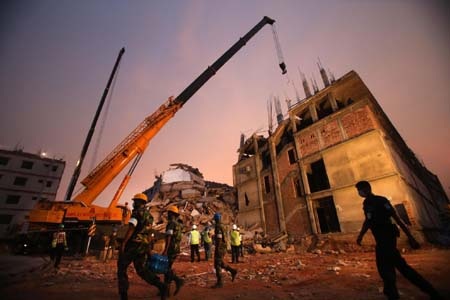 Nạn nhân vụ sập nhà tại Bangladesh uống nước tiểu cầm cự - 4 Hiện trường ngổn ngang trong khi 900 người vẫn mất tích