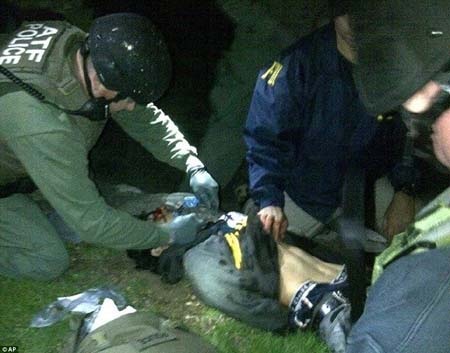 Nghi phạm bị bắt và được đưa đi cấp cứu trong tình trạng mất máu nặng