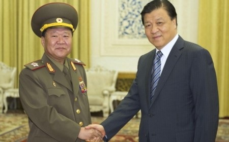 Triều Tiên "nghe lời" Trung Quốc, nối lại đàm phán 6 bên - 1 Ông Choe Ryong-hae (trái) trong cuộc gặp với ông Liu Yunshan