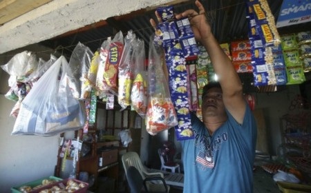 Philippines: Ngư dân khốn đốn vì Trung Quốc chiếm bãi cạn - 2 Legazpi bỏ biển ở nhà mở tạp hóa