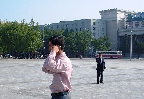 Triều Tiên: Cước viễn thông "cắt cổ" du khách - 1 Dịch vụ điện thoai di động tại Triều Tiên rất đắt đỏ
