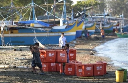 Philippines: Ngư dân khốn đốn vì Trung Quốc chiếm bãi cạn - 1 Nhiều tàu cá Philippine nằm phơi nắng vì không ai dám ra khơi