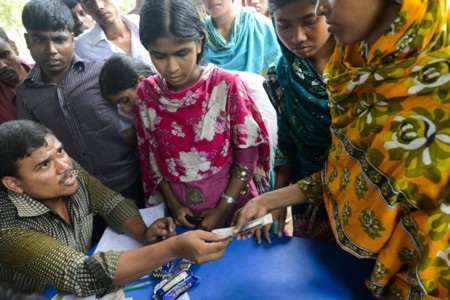 Bangladesh: Lại cháy xưởng may, ít nhất 8 người chết - 2 Các công nhân may mắn sống sót được chi trả tiền bồi thường