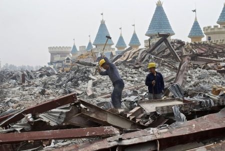 Tất cả đang được đập bỏ sau nhiều năm bỏ hoang