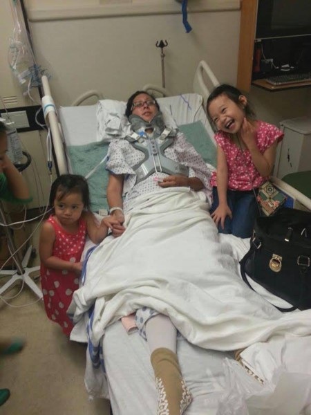 Jennifer Doan trong viện cùng 2 con gái