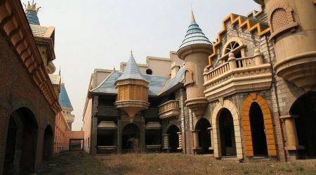 Tất cả đang được đập bỏ sau nhiều năm bỏ hoang