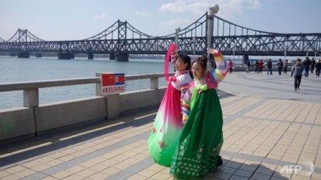 Triều Tiên mở lại thị trấn biên giới cho du khách phương Tây - 1 Cây cầu nối liền Sinuiju với thành phố Dandong của Trung Quốc