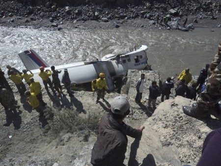 Nepal: Máy bay mất phanh lao xuống sông - 1 Chiếc máy bay bị nạn đã hư hỏng nặng phần thân trước