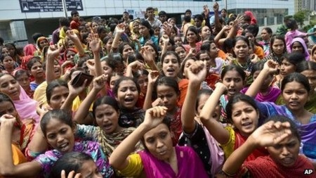 Nữ công nhân bị vùi lấp 17 ngày sống sót nhờ bánh quy - 2 Các công nhân dệt may Bangladesh liên tục biểu tình những ngày qua