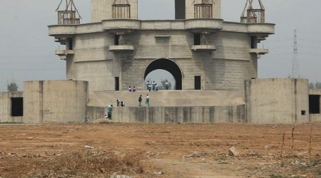 Một vài học sinh chơi đùa trên những lâu đài ma