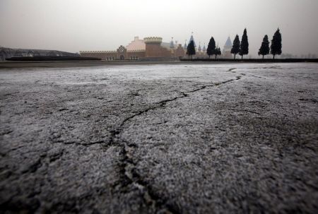 Những vết nứt dài đã xuất hiện