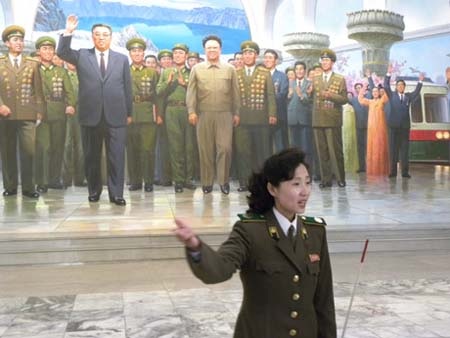 Hình ảnh các nhà lãnh đạo Triều Tiên xuất hiện khắp nơi