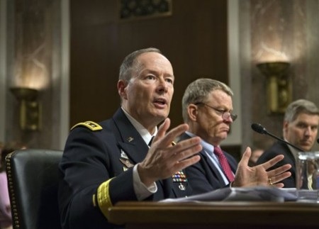 Giám đốc NSA Keith B. Alexander chịu nhiều áp lực vì chương trình do thám
