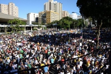 Brazil: Biểu tình lại bùng nổ, Tổng thống hủy công du nước ngoài - 11 Một ngân hàng tại Rio bị cướp phá