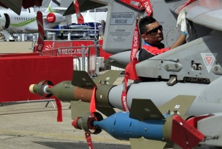 Chiến đấu cơ Typhoon được trang hoàng chuẩn bị đón khách