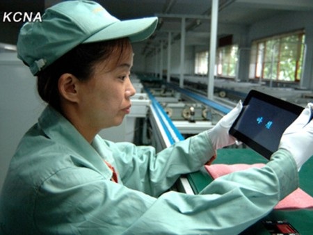 Triều Tiên nhập khẩu 100.000 điện thoại thông minh - 2 Máy tính bảng Achim được Triều Tiên tự lắp ráp