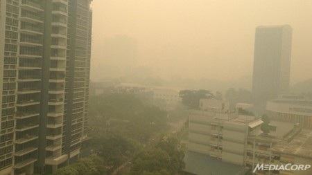 Du lịch Singapore điêu đứng vì khói bụi kỷ lục - 1 Khu trung tâm Singapore mịt mờ khói bụi sáng 21/6