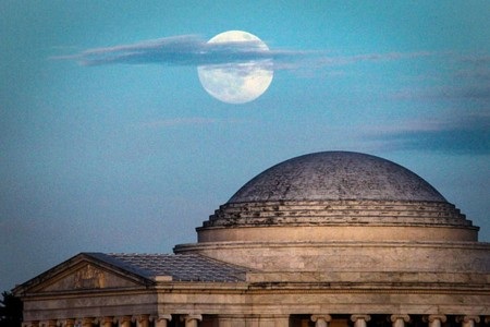 Siêu trăng bên ngoài cửa sổ một khách sạn tại Singapore