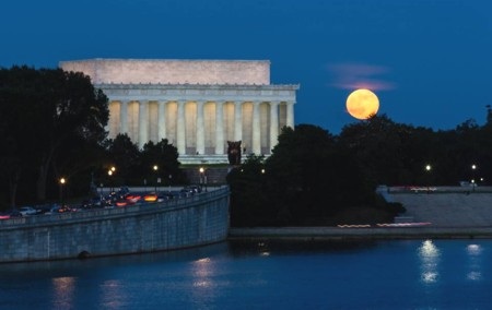 Siêu trăng bên ngoài cửa sổ một khách sạn tại Singapore