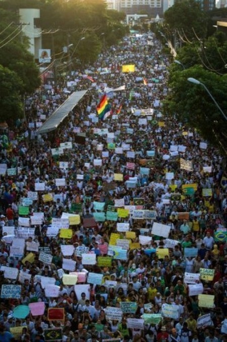 Brazil: Biểu tình lại bùng nổ, Tổng thống hủy công du nước ngoài - 1 Rất đông người biểu tình đã xuống đường tại Brazil