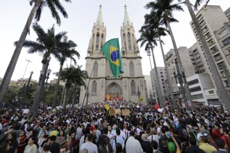 Brazil hoãn tăng giá vé xe buýt vì biểu tình dữ dội - 2 Các cuộc biểu tình lớn tại Brazil hiếm khi xảy ra