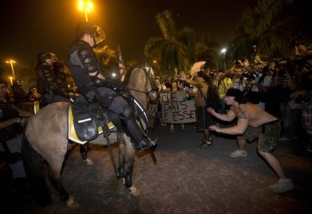 Brazil: Biểu tình lại bùng nổ, Tổng thống hủy công du nước ngoài - 7 Một ngân hàng tại Rio bị cướp phá
