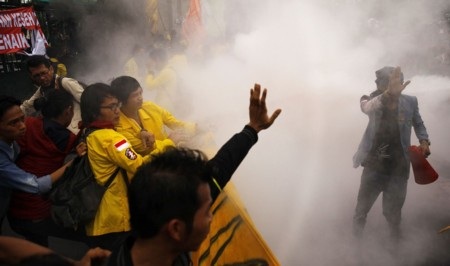 Người biểu tình Indonesia giận dữ vì xăng tăng giá