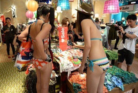 Mặc bikini xếp hàng thâu đêm chờ nhận quần áo khuyến mại - 2 Mỗi người được chọn tối đa 2 sản phẩm miễn phí
