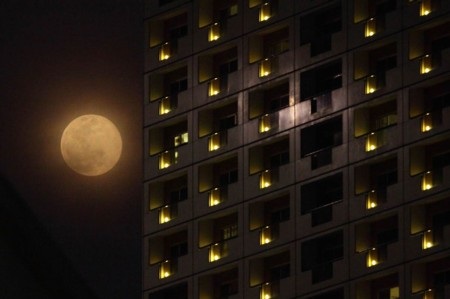 Siêu trăng bên ngoài cửa sổ một khách sạn tại Singapore