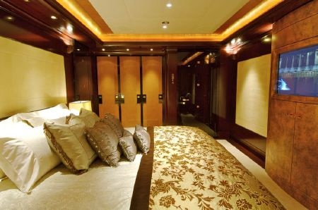 Phòng tắm sang trọng với nhiều chi tiết mạ vàng