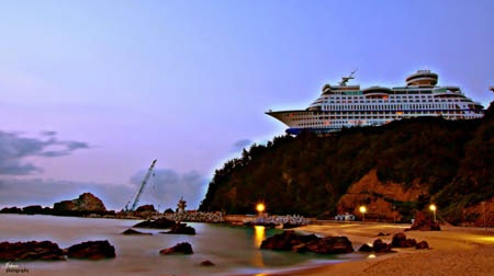 “Hoảng hồn” du thuyền "ngự" trên vách đá - 1 “Hoảng hồn” du thuyền ngự trên vách đá