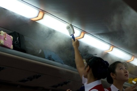 Hàng không Triều Tiên “bạo chi” nâng cấp đội bay - 2 Nhân viên Air Koryo phải dùng khăn lau để nước từ máy điều hòa khỏi làm ướt khách