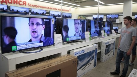 Nga tính dùng Snowden vạch trần chương trình gián điệp của Mỹ - 1 Snowden đang trở thành tâm điểm chú ý của báo giới tòan cầu