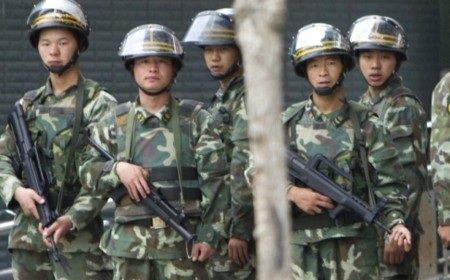 Trung Quốc: Bạo loạn tại Tân Cương, 27 người chết - 1 Cảnh sát Trung Quốc tại Tân Cương liên tục bị tấn công.