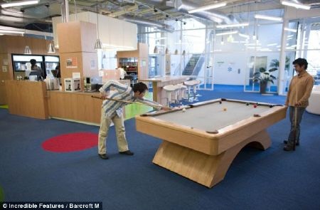 Bàn bi a cũng được trang bị và có thiết kế bắt mắt