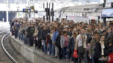 Pháp: giao thông đường sắt, hàng không hỗn loạn vì đình công - 1 Rất nhiều hành khách đi tàu tại Pháp bị mắc kẹt vì đình công