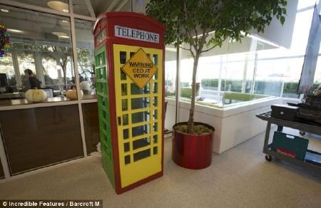 Một tủ điện thoại trang trí mang màu sắc Google