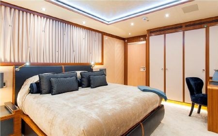 Choáng ngợp với siêu du thuyền đậm chất thời trang Italia - 17 Phòng ngủ chính rất rộng với tầm nhìn ra biển