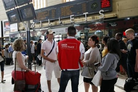 Pháp: giao thông đường sắt, hàng không hỗn loạn vì đình công - 4 Tất cả đều lo lắng không biết chuyến tàu của mình có bị hủy hay không