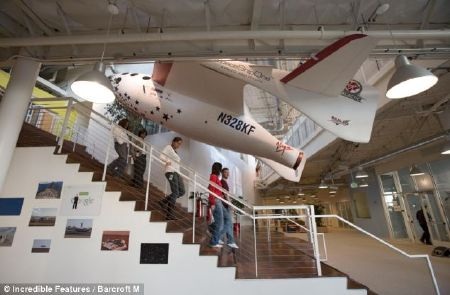 Ngay cả cầu thang cũng được trang trí bắt mắt