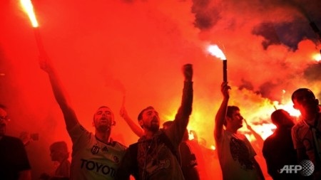 Chính phủ xin lỗi, người Thổ Nhĩ Kỳ vẫn tiếp tục biểu tình - 1 Người biểu tình tụ tập trong đêm tại Istanbul