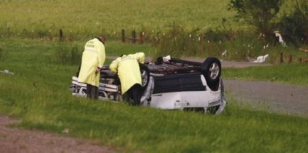 Lốc xoáy khiến nhiều xe mất lái, bị lật