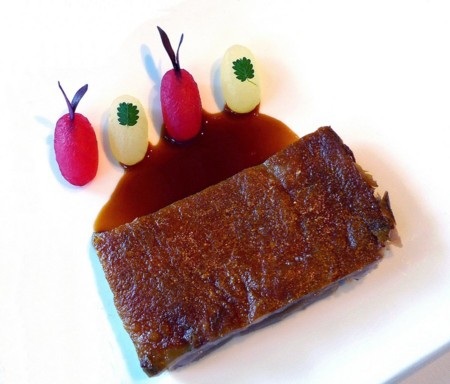 Những món ăn lạ kỳ tại nhà hàng tốt nhất thế giới - 5 Món thịt heo sữa Iberia ăn cùng dưa và củ cải đường