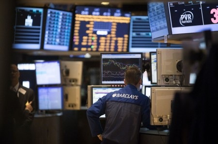 Thao túng giá, ngân hàng Anh bị phạt gần nửa tỷ USD - 1 Một nhân viên giao dịch của Barclays trên sàn New York