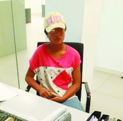 Vị khách hàng tuổi teen tại cửa hàng ô tô.