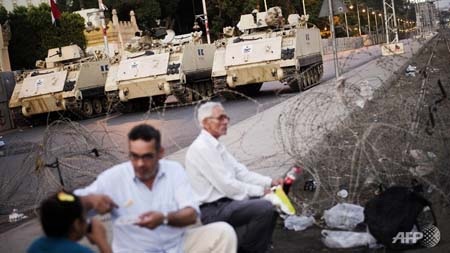 Ai Cập điều tra cựu Tổng thống Morsi - 1 Quân đội Ai Cập giám sát những người biểu tình tại Cairo