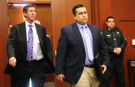 Tranh cãi vụ nghi phạm bắn chết thanh niên da màu được trắng án - 1 George Zimmerman (giữa) được trả tự do tại tòa