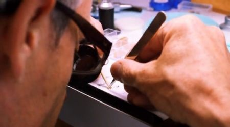 Cận cảnh quá trình lắp ráp đồng hồ siêu sang giá hơn 10 tỷ đồng - 8 Tất cả đều được lắp bằng tay