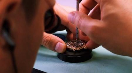 Cận cảnh quá trình lắp ráp đồng hồ siêu sang giá hơn 10 tỷ đồng - 5 Tất cả đều được lắp bằng tay