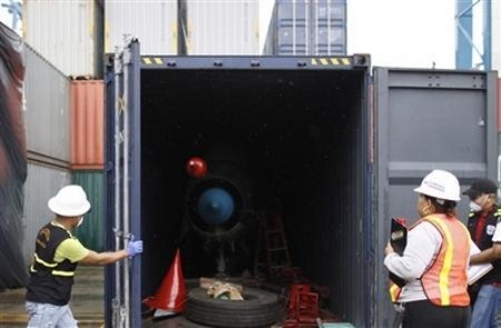 Tàu hàng Triều Tiên bị bắt chở 2 thân máy bay chiến đấu - 5 Chiếc công-ten-nơ chứa thân máy bay Mig-21 được mở ra